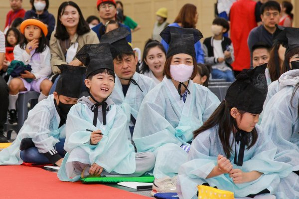 어린이선비축제 과거시험 참가 가족들이 답을 고민하고 있다. 사진제공ㅣ영주시