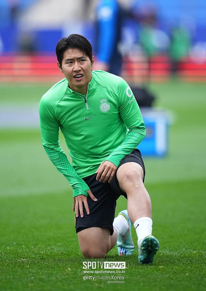 ▲ 지난 2월 에스파뇰과 경기를 앞두고 몸을 푸는 이강인.