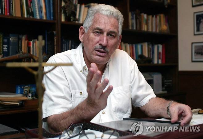 2007년 AFP통신과 인터뷰하는 게리 프라도 살몬 볼리비아 전역 장군 [AFP 연합뉴스 자료사진. 재판매 및 DB 금지]