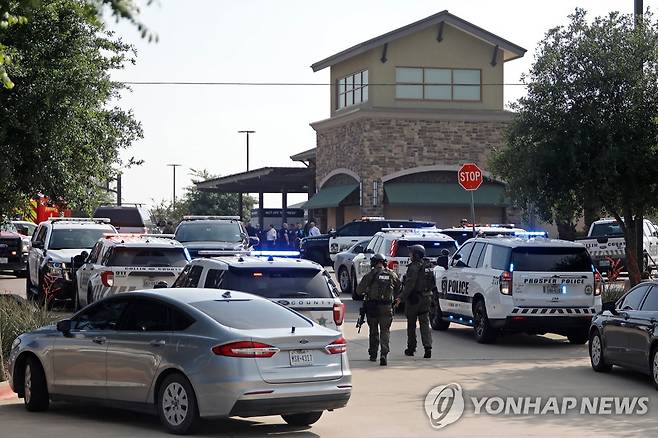 텍사스 쇼핑몰 총기난사 현장 앞에 가득한 경찰차들 [AFP 연합뉴스 자료사진. 재판매 및 DB 금지]