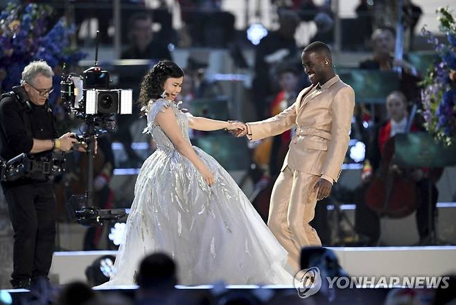 대관식 공연 중 셰익스피어 로미오와 줄리엣 (AP=연합뉴스)