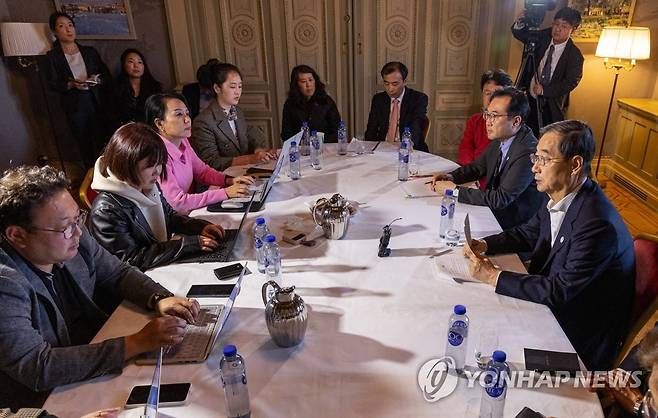 스웨덴 기업ㆍ정부 관계자 면담 결과 설명하는 한덕수 국무총리 (스톡홀름=연합뉴스) 황광모 기자 = 유럽 4개국을 순방 중인 한덕수 국무총리가 7일 오후(현지시간) 스웨덴 스톡홀름 그랜드 호텔에서 가진 기자간담회에서 이날 스웨덴 기업ㆍ정부 관계자와의 면담에서 나눈 의견들을 설명하고 있다. 2023.5.8 hkmpooh@yna.co.kr