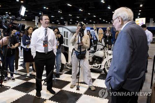 5일(현지시간) 버크셔 해서웨이 주총장에서 산하 소매업체 시스 캔디스 CEO 패트 이건을 만나는 워런 버핏(오른쪽)
[AP=연합뉴스]