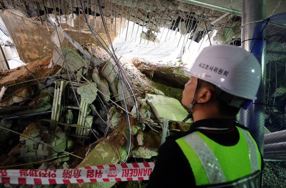 지난 2일 오후 인천시 서구 검단신도시 모 아파트 신축 공사장에서 국토교통부 사고조사관이 현장 점검을 하고 있다. 〈사진=연합뉴스〉