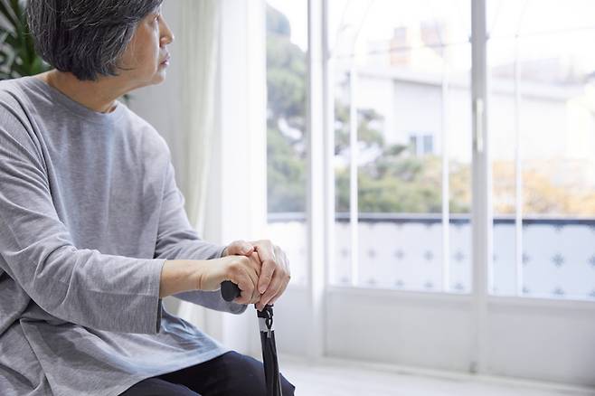 연령차별주의가 내면화되고 이를 통해 스스로를 재단하는 것은 수명 단축, 신체적 정신적 건강 악화, 장애의 느린 회복, 인지적 쇠퇴와 관련이 있다. [사진= 게티이미지뱅크]