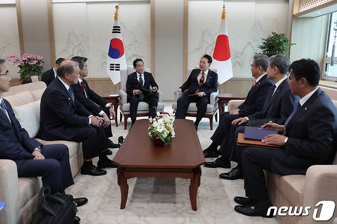 윤석열 대통령과 기시다 후미오 일본 총리가 7일 서울 용산 대통령실 청사에서 열린 소인수 회담에서 대화를 나누고 있다. (대통령실 제공) 2023.5.7/뉴스1 ⓒ News1 오대일 기자