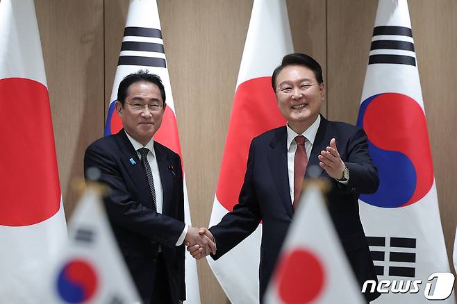 윤석열 대통령(오른쪽)과 기시다 후미오 일본 총리. (대통령실 제공)