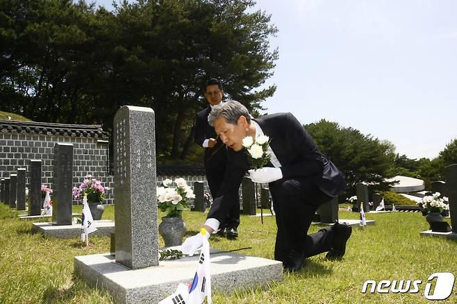 노태우 전 대통령의 장남 노재헌씨가 9일 광주 북구 국립 5·18민주묘지를 찾아 참배하고 있다. 2023.5.9/뉴스1 ⓒ News1 김태성 기자