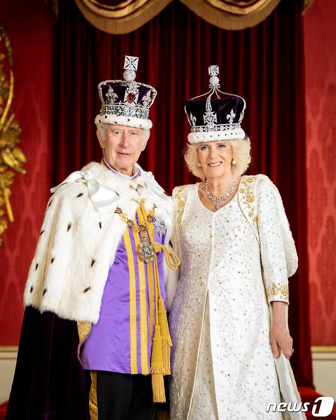 찰스 3세 영국 국왕과 카밀라 왕비가 8일(현지시간) 런던 버킹엄 궁에서 왕관을 쓴 대관식 기념 사진을 공개하고 있다. ⓒ 로이터=뉴스1 ⓒ News1 우동명 기자