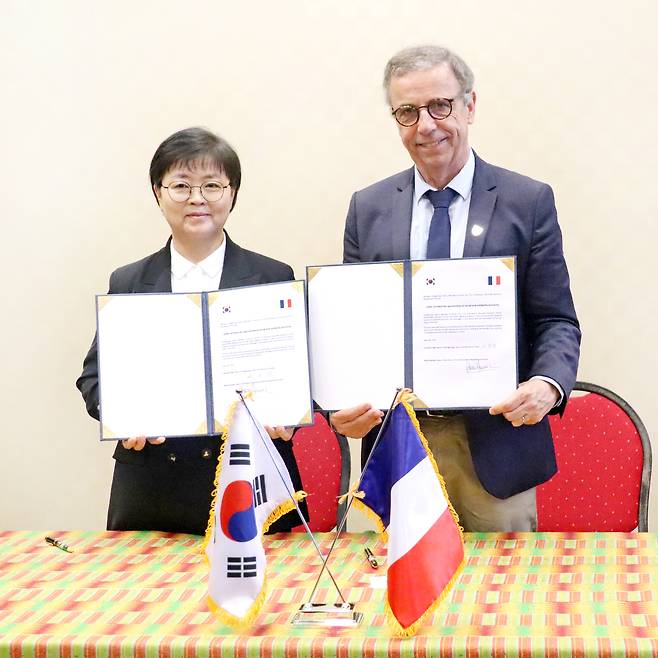 이순희 서울 강북구청장(왼쪽)이 프랑스 보르도 시와 사회연대경제 우호협력의향서를 체결한 후 피에르 위르믹 보르도 시장과 함께 기념촬영을 하고 있다. (강북구 제공)