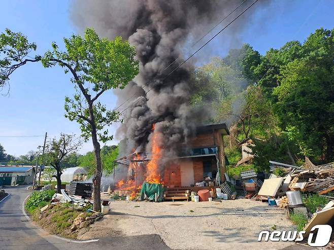 9일 오후 4시32분쯤 충북 옥천군 군북면 자모리 한 조립식 판넬집에서 불이  났다.(옥천소방서 제공)