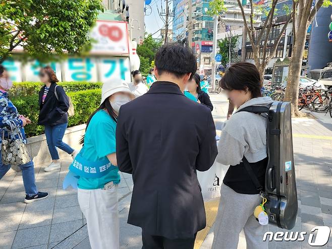 부산지역 간호대학 학생들이 9일 학교 근처 번화가에서 간호법 제정의 필요성을 알리는 민트(min'T) 캠페인을 벌이고 있다.2023.5.9/뉴스1 ⓒ News1 조아서 기자