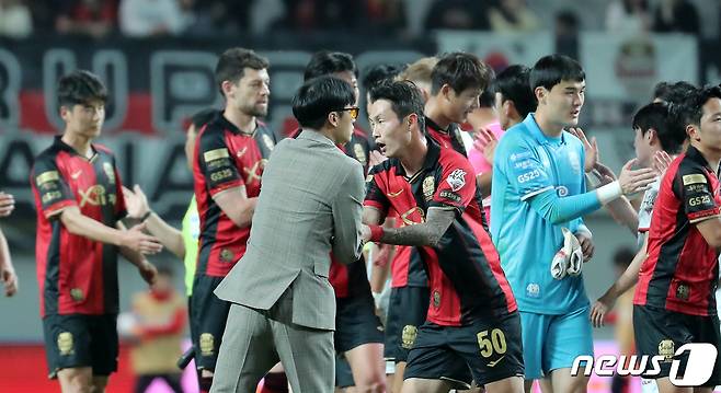 9일 서울 마포구 서울월드컵경기장에서 열린 프로축구 '2023 K리그1' FC서울과 광주FC의 경기에서 이정효 광주FC 감독이 경기가 끝나고 FC서울 선수들과 인사하고 있다. 이날 FC서울은 광주FC를 상대로 3대1 승리를 거뒀다. 2023.5.9/뉴스1 ⓒ News1 이승배 기자