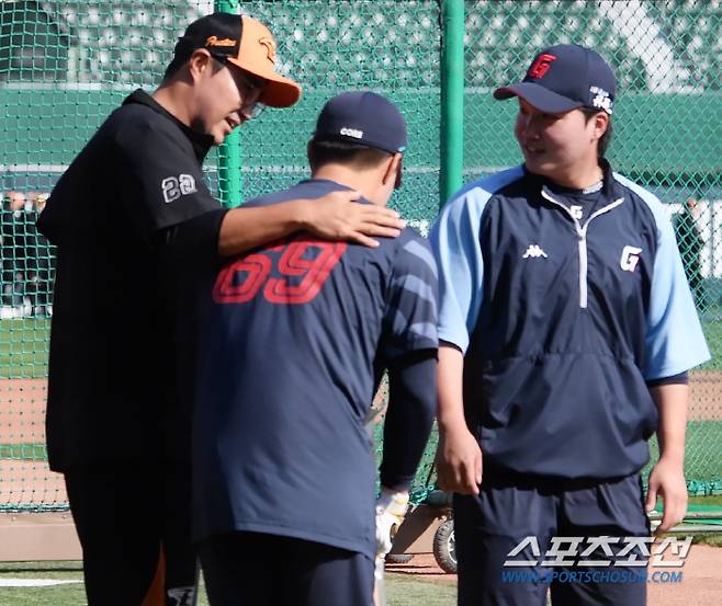 육성 선수 신화를 쓴 고교 선배의 배트 선물과 따뜻한 격려. 서동욱이 2군에서 펄펄 날고 있다.