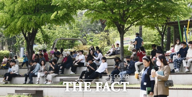 화요일인 9일 전국 하늘은 대체로 맑은 가운데 낮 최고기온이 28도까지 올라가겠다. /이새롬 기자