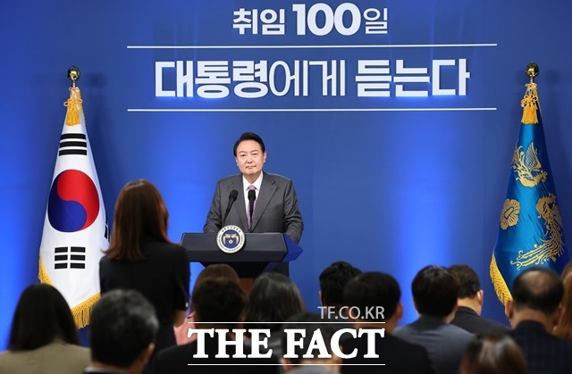 지난해 8월 17일 윤석열 대통령이 취임 100일을 맞아 서울 용산 대통령실 청사 브리핑룸에서 '대통령에게 듣는다'를 주제로 첫 기자회견을 하고 있는 모습. 이날 이후 기자회견은 열리지 않고 있다. /대통령실 제공