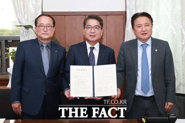 이녹스첨단소재는 최근 충북도, 청주시와 2500억 원 규모의 이차전재 소재 수산화 리튬 제조공장 신설 투자협약을 맺었다. /충북도.