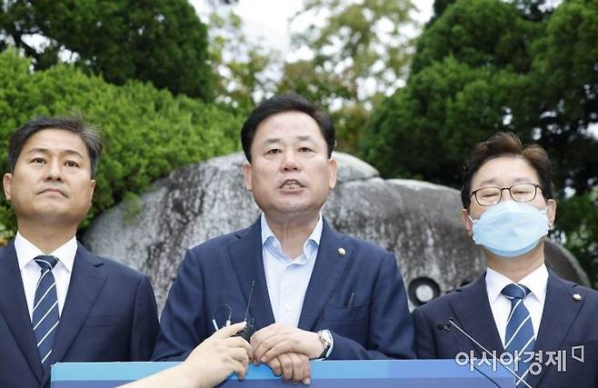 송갑석 더불어민주당 윤석열 정부 정치탄압대책위원회 부위원장이 4일 서울 종로구 감사원 앞에서 ‘감사원의 문재인 전 대통령 조사’에 항의하는 1인 피켓 시위에 앞서 모두 발언을 하고 있다.  민주당 정치탄압대책위 소속 의원들은 이날부터 감사원의 문 전 대통령 조사 시도가 부당하는 것을 알리기 위해 릴레이로 1인 시위를 벌이겠다고 밝혔다./국회사진기자단