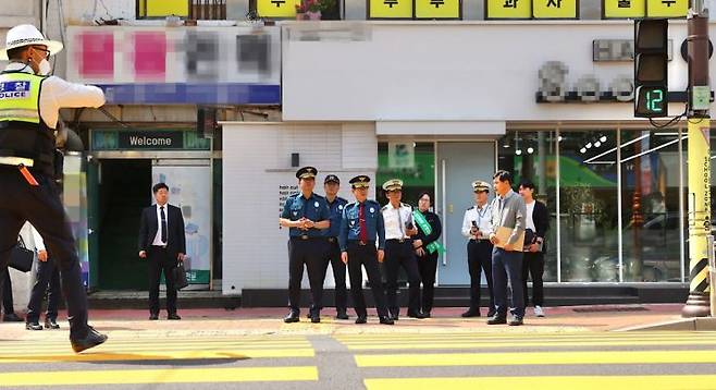 김병수 경남경찰청장이 마산 월영초등학교 앞 어린이 통학로 주변 안전시설물 등을 점검하고 있다. [사진제공=경남경찰청]