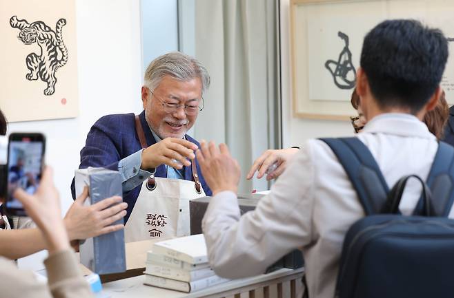 문재인 전 대통령이 지난달 26일 오후 경남 양산시 하북면 자신의 책방 '평산책방'에서 계산 업무를 하고 있다. /연합뉴스