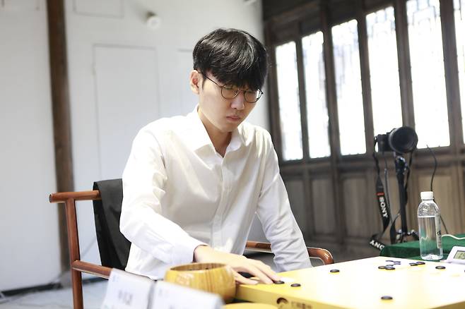 탄샤오와 대국 중인 신진서. 제1회 취저우 란커배 결승에 진출했다.