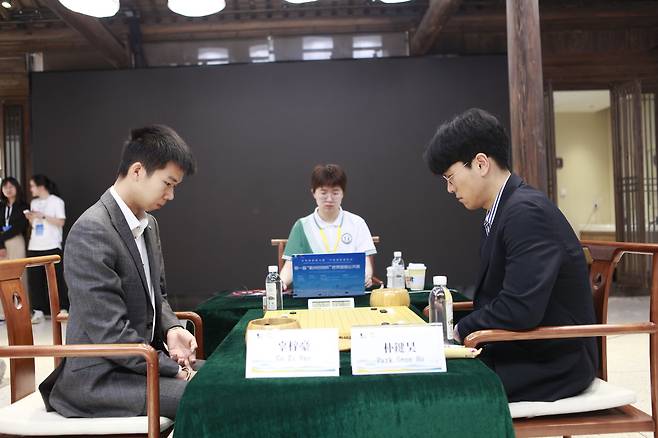 구쯔하오(왼쪽)가 박건호와 피말리는 격전 끝에 승리, 생애 두 번째 메이저 패권을 놓고 신진서와 겨루게 됐다.