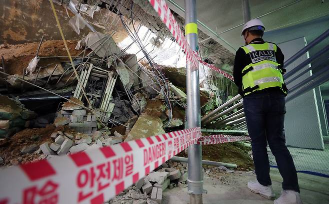 지난 2일 오후 인천시 서구 검단신도시 모 아파트 신축 공사장에서 국토교통부 사고조사관이 현장 점검을 하고 있다. 이곳에서는 지난달 29일 지하 주차장 1∼2층의 지붕 구조물이 무너지는 사고가 발생했다. /연합뉴스