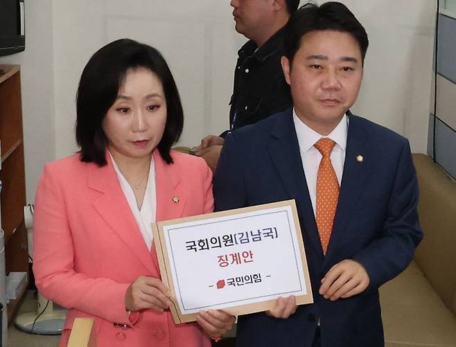 국민의힘 전주혜 원내대변인과 지성호 원내부대표가 8일 국회 의안과에 민주당 김남국 의원 징계안을 제출하고 있다. ⓒ연합뉴스