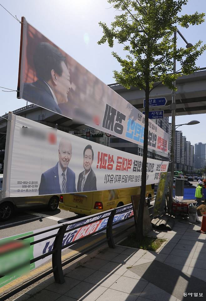 행정안전부가 정당 현수막 난립문제를 개선하기 위해 ‘정당 현수막 설치, 관리 가이드라인’을 시행하는 8일 서울 서대문구 독립문 앞에 정당 현수막 등이 걸려 있다. 2023.05.08. 뉴시스