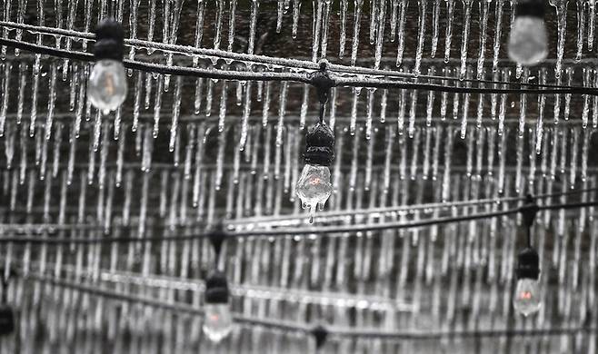 5일(현지시각) 캐나다 온타리오주 오타와에 어는 비가 내리면서 한 식당 야외 테라스의 전구와 전선에 고드름이 달려 있다. AP 연합뉴스