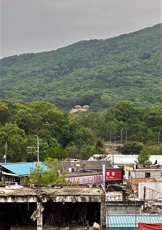 인릉산에서 바라본 대모산과 헌릉.지난 4월 25일 찾은 인릉산 아래 헌인마을은 재개발로 홍역을 치르고 있었다. 김홍준 기자