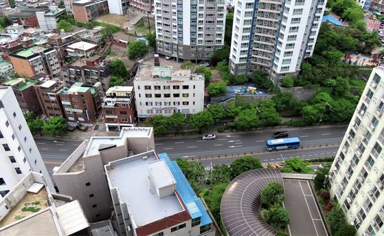 서울 성북구 개운산 자락의 아파트 17층에서 내려다본 미아리고개. 김홍준 기자