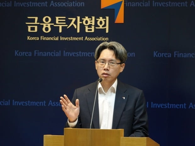 문유성 금융투자협회 연금부장이 9일 서울 영등포구 여의도 금융투자협회에서 TDF(Target Date Fund) 운용 성과 관련 브리핑을 하고 있다. 사진=금융투자협회 제공