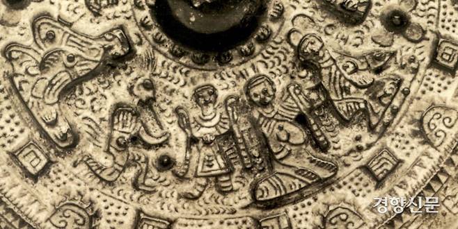 박남수 전임연구원은 ‘인물화상경’이 정사를 펼치는 백제왕의 모습을 그렸다고 해석했다. 양팔을 벌리고 중앙에 앉아 있는 인물은 화상인물경의 주인공인 대왕이 아닐까 여겨진다는 것이다. 국왕의 좌우로 문무관료를 배치하고 무관의 앞에 북위의 장군으로 추정되는 무릎을 꿇은 인물이라고 해석했다. 정사를 펼치는 동성왕의 모습이라는 것이다.