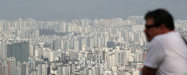 서울 남산 아래로 아파트 단지들이 빼곡히 들어서 있다 권도현 기자