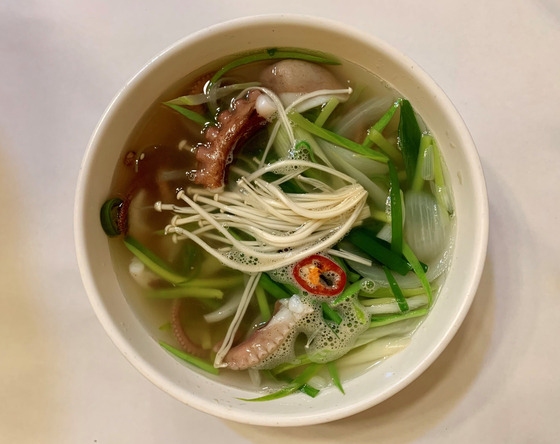 Yeonpotang, a clear hotpot with nakji (small octapus) and various vegetables at Shinanchon in Jongno District, central Seoul [LEE JIAN]