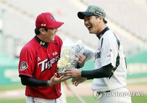 2015년 통산 1000 탈삼진을 달성한 김광현(오른쪽)을 축하해주는 양현종. 연합뉴스