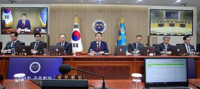 윤석열 대통령이 9일 서울 용산 대통령실 청사에서 열린 국무회의에서 발언하고 있다. 연합뉴스