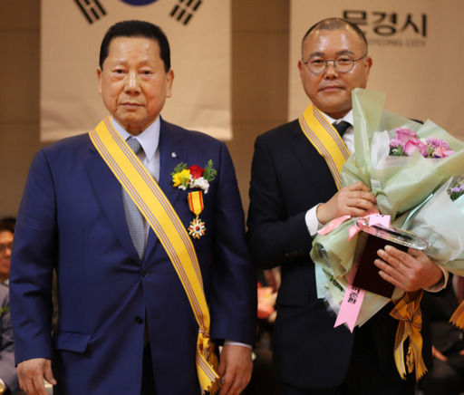 유도인 공로연금증서 수여식에서 이선형 관장(오른쪽)이 김정행 한국유도원 이사장과 기념촬영을 하고 있다. 황선학기자