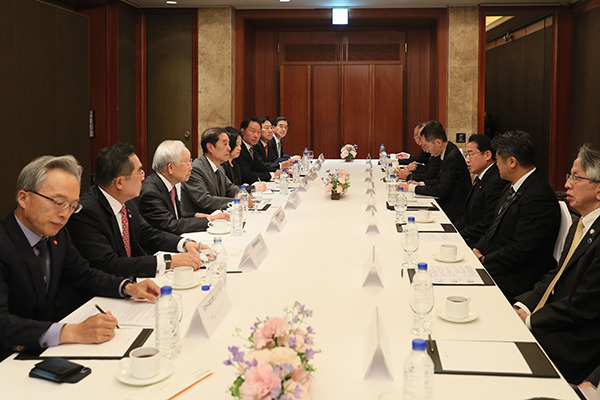 Japanese Prime Minister Fumio Kishida, right center, meets with chiefs of six major Korean business associations, including SK Group Chairman Chey Tae-won, who chairs the Korea Chamber of Commerce and Industry, sixth from left, in Seoul on May 8. [Photo provided by Federation of Korean Industries]