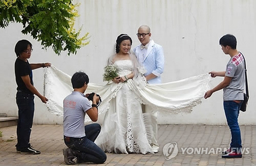 야외에서 결혼사진을 찍는 중국인 커플