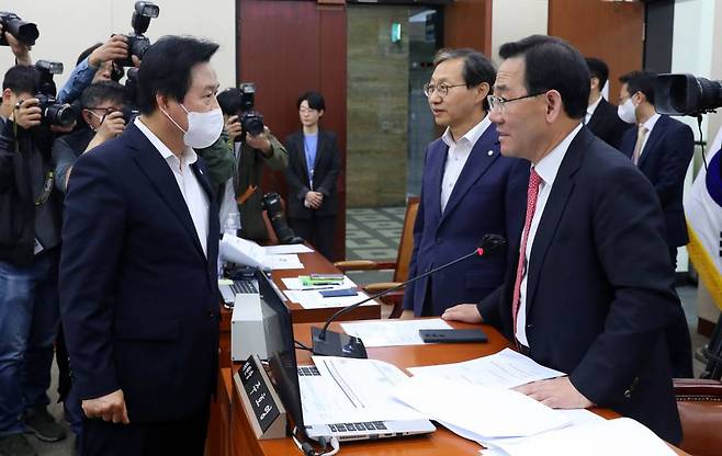 [서울=뉴시스] 추상철 기자 = 주호영 연금특위 위원장이 12일 오후 서울 여의도 국회에서 열린 제6차 연금개혁특별위원회 기초연금 발전 방향에 관한 공청회에서 강기윤 국민의힘 간사, 김성주 더불어민주당 간사 등이 대화하고 있다. 2023.04.12.