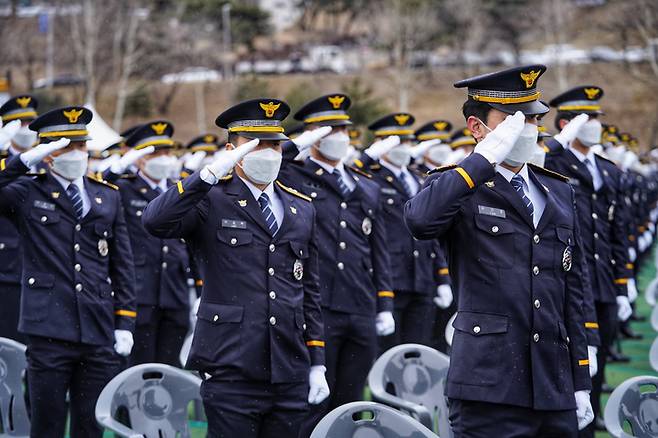 지난 2월16일 충북 충주시 중앙경찰학교 대운동장에서 열린 중앙경찰학교 311기 졸업식에서 졸업생들이 경례를 하고 있다./사진=뉴시스, 중앙경찰학교 제공