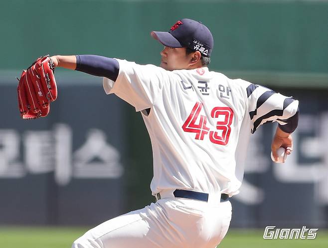 롯데 투수 나균안이 4월 KBO 최우수선수(MVP)로 선정됐다. 사진은 나균안의 투구모습. /사진= 롯데 자이언츠