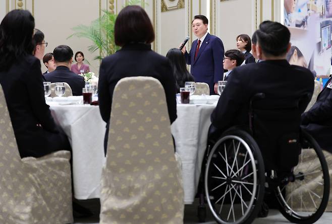 윤석열 대통령이 장애 기능인들의 고용과 창업을 지원하겠다고 밝혔다. 사진은 9일 청와대 영빈관에서 열린 국제장애인기능올림픽대회 한국 선수단 오찬 현장. /사진=뉴시스