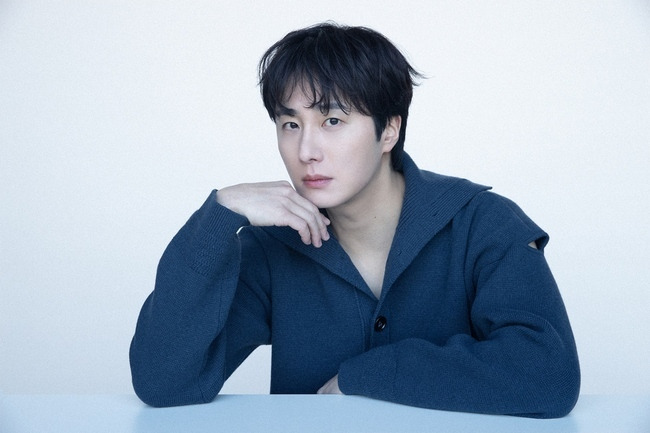 Actor Jung Il-woo has unveiled a new profile.Recently, a new profile of Jung Il-woos soft charisma was uploaded to his agencys Studio 252 official SNS account.In a monotone photo, Jung Il-woo gazed at the camera and caught his eye with his intelligent eyes. In a photo wearing a navy knit, he is shaking his head with a flawless skin and a soft smile.Jung Il-woos unique boy beauty and gentle and warm eyes filled the narrative like a character poster of a work.