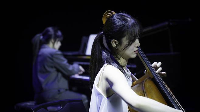 [서울=뉴시스]지난달 25일, 첼리스트 겸 음악 스트리머 요룰레히가 구로구의 한 카페에서 뉴시스와 인터뷰를 가졌다.(사진=제이메이저 제공) 2023.05.08. photo@newsis.com *재판매 및 DB 금지