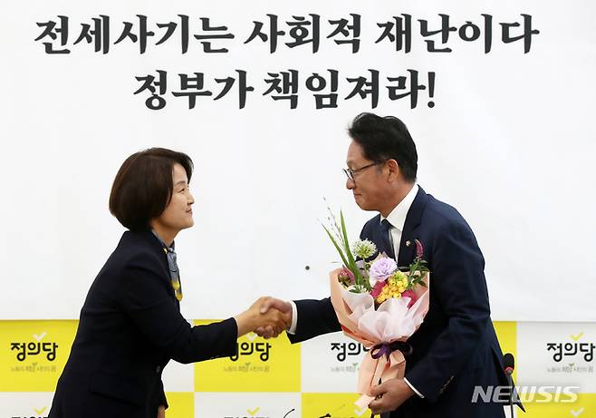 [서울=뉴시스] 고범준 기자 = 이은주 정의당 전 원내대표가 9일 오전 서울 여의도 국회에서 열린 의원총회에서 신임 원내대표로 선출된 배진교 의원에게 꽃다발을 전달하고 있다. 2023.05.09. bjko@newsis.com