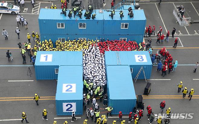 [서울=뉴시스] 지난 4월6일 서울 중구 서울경찰청 기동본부에서 경찰 기동대원들이 축제·행사 등 인파가 몰리는 상황을 가정한 인파관리 시범 훈련을 하고 있다. mangusta@newsis.com