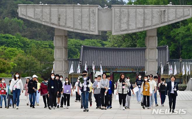 [광주=뉴시스] 이영주 기자 = 3일 오후 광주 북구 운정동 국립5·18민주묘지에서 조봉초 학생들이 참배·현장체험학습을 위해 추념탑으로 이동하고 있다. 2023.05.03. leeyj2578@newsis.com